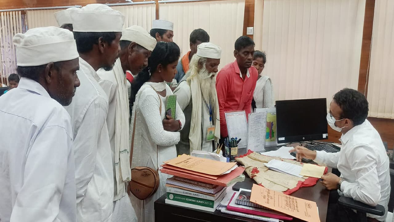 घंटी बजाते गुमला डीडीसी ऑफिस पहुंचे टानाभगत, गांव की खराब सड़क बनाने की मांग की, मिला आश्वासन