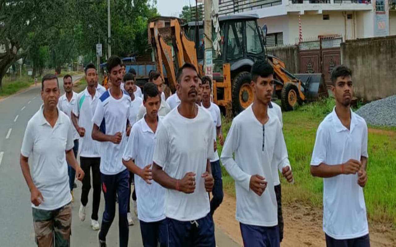 झारखंड के पर्यटक स्थलों को पहचान देने वाले गुमला के युवकों को मिला सम्मान, पढ़ें पूरी खबर झारखंड के पर्यटक स्थलों को पहचान देने वाले गुमला के युवकों को मिला सम्मान, पढ़ें पूरी खबर