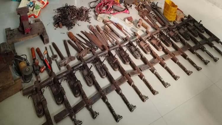 बिहार के औरंगाबाद में दो मिनी गन फैक्ट्री का खुलासा, घर में बन रहे थे हथियार, छापेमारी में 6 गिरफ्तार
