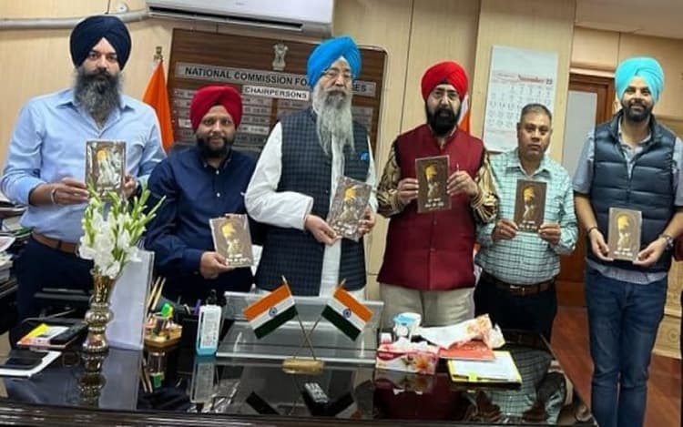 राष्ट्रीय अल्पसंख्यक आयोग के अध्यक्ष इकबाल सिंह लालपुरा ने गुरु नानक जीवन और संदेश पुस्तक का किया विमोचन
