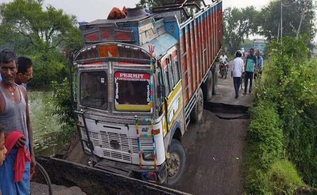 भागलपुर: ट्रक के चढ़ते ही NH-80 पर पुलिया हुआ धड़ाम, जिला से संपर्क टूटा