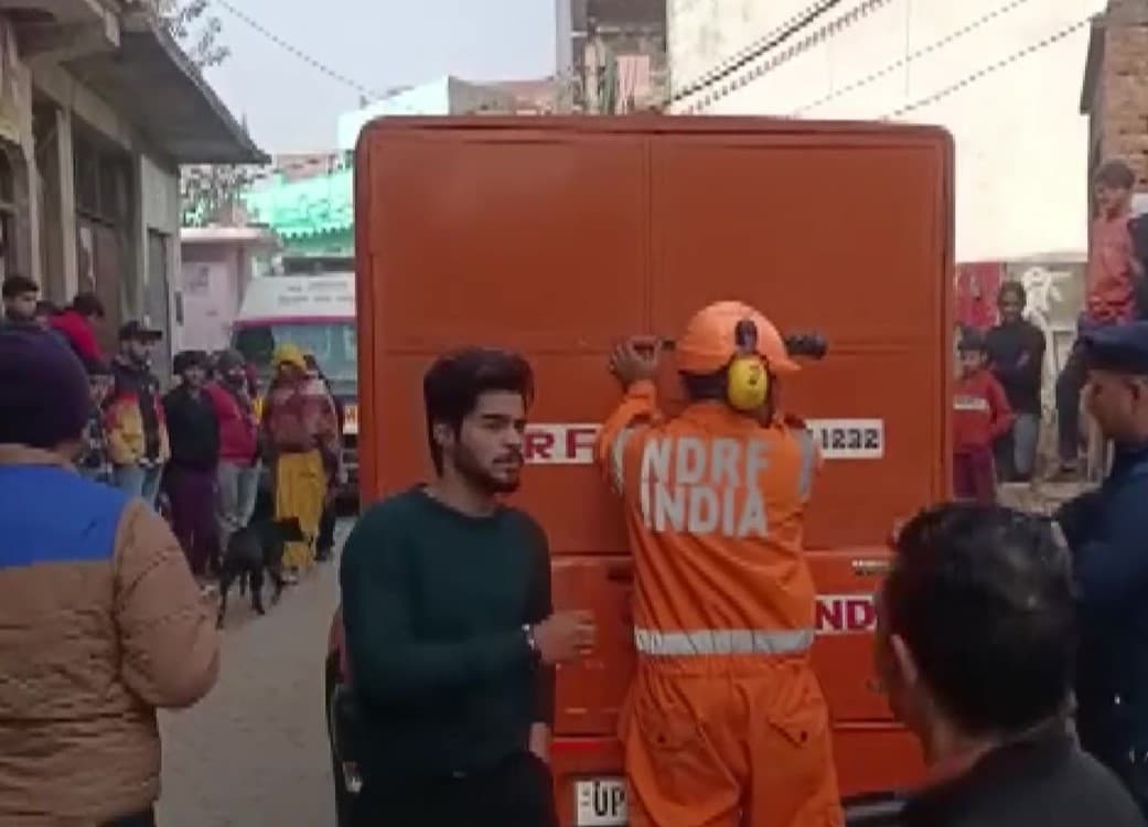 हापुड़ में Borewell में गिरा 6 साल का मासूम, NDRF की टीम ने 5 घंटे में रेस्क्यू कर सुरक्षित बाहर निकाला