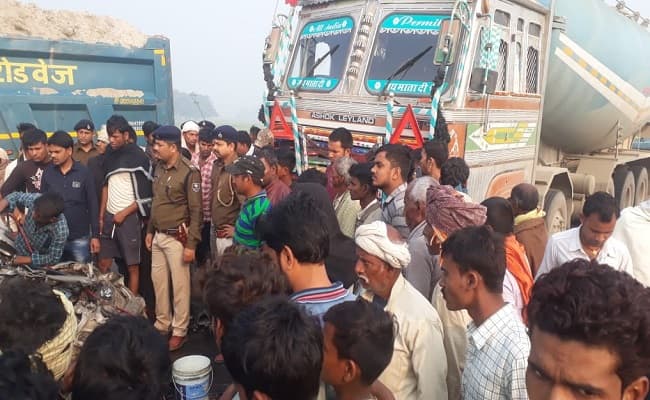 ट्रक और कार में भिड़ंत, दो लोगों की मौत