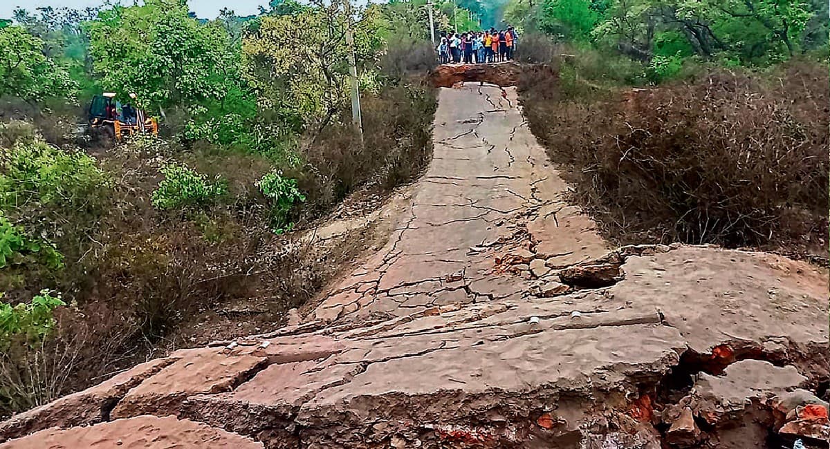 Jharkhand News: निरसा के डुमरीजोड़ में अवैध खदान धंसी, 50 से अधिक लोग फंसे, दरारें दे रहीं हादसे की गवाही