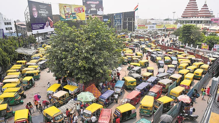 PHOTOS: पटना में ऑटो हड़ताल का नजारा, सिर पर सामान उठाकर पैदल चल रहे लोग, देखिए तस्वीरें..