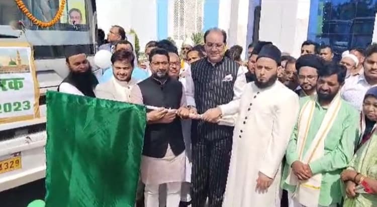 Haj Yatra 2023: अपनों को गले लगाकर मुकद्दस सफर के लिए किया रवाना, मंत्री दानिश अंसारी ने दिखाई हरी झंडी