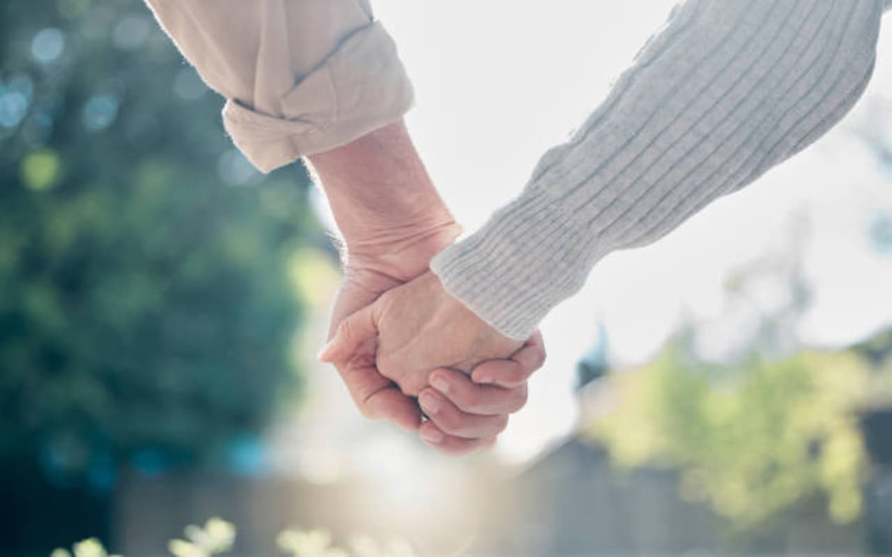 Relationship: रिश्तों की गहराई का राज खोलता है हाथ पकड़ने का स्टाइल Relationship: रिश्तों की गहराई का राज खोलता है हाथ पकड़ने का स्टाइल