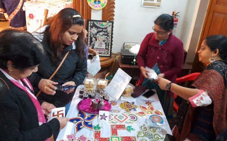 महिला समितियों को बाजार उपलब्ध कराने के लिए जमशेदपुर में हस्तकला एवं रंगोली प्रदर्शनी