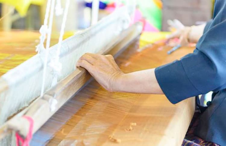 हुनर का सम्मान चाहते हैं, अब अपने घर में रोजगार चाहते हैं