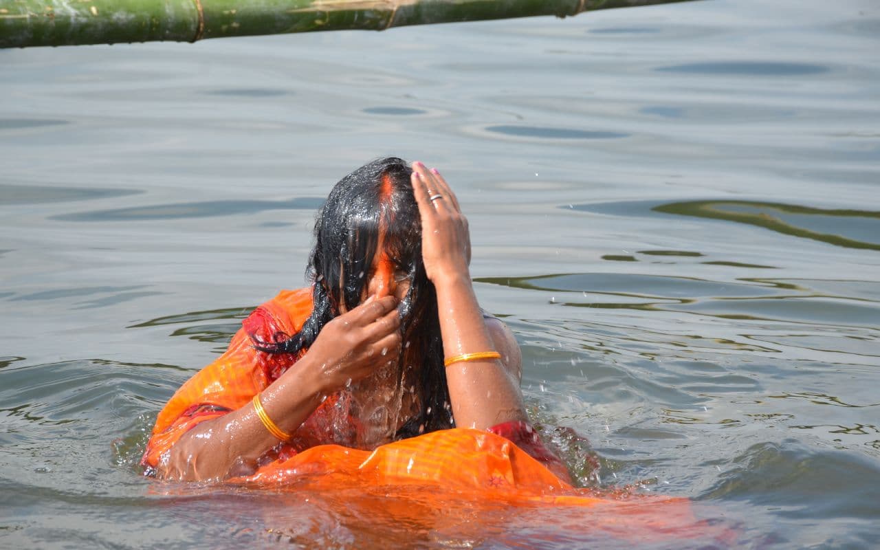 झारखंड में ऐसे मन रहा है छठ महापर्व, बाजारों की बढ़ी रौनक, देखें PHOTOS