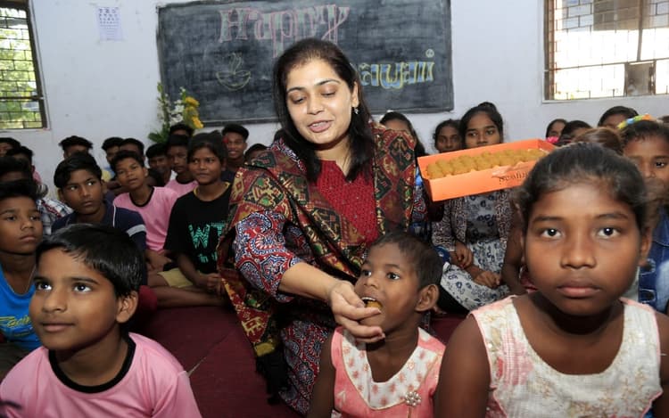 My Mati: जमशेदपुर के नेताजी सुभाष चंद्र बोस आवासीय विद्यालय में संवर रही अनाथ सोमवारी सबर की जिंदगी