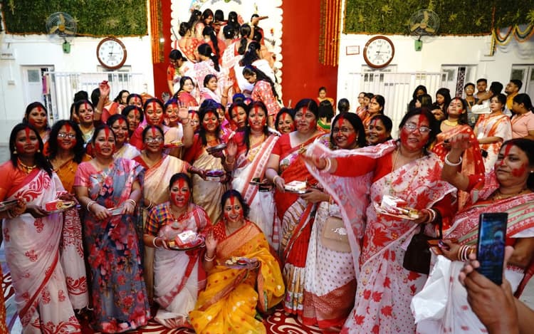 Happy Vijaya Dashami: सिंदूर खेला से लाल हुआ बंगीय दुर्गा बाड़ी प्रांगण, ऐसे दी मां दुर्गा को विदाई