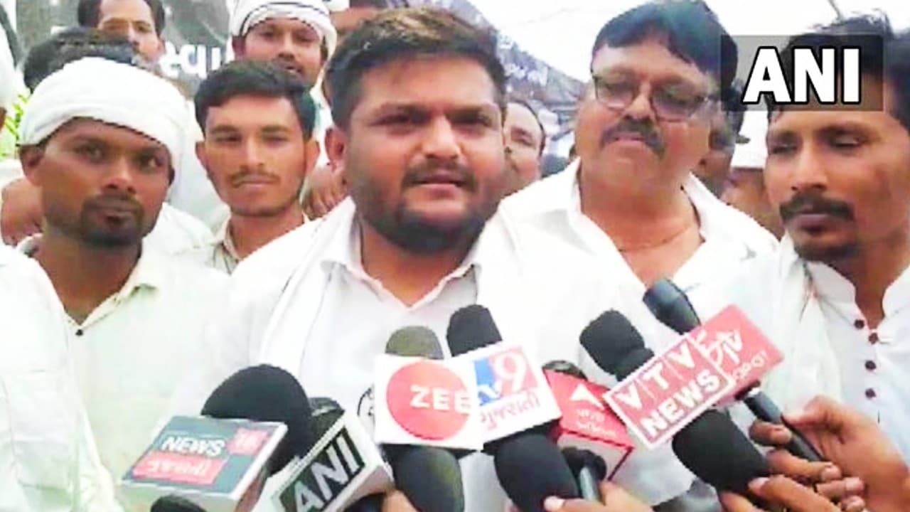 भाजपा में जाने के सवाल पर कांग्रेस नेता हार्दिक पटेल ने पूछा- क्या मैं बाईडेन की पार्टी में घुस रहा हूं