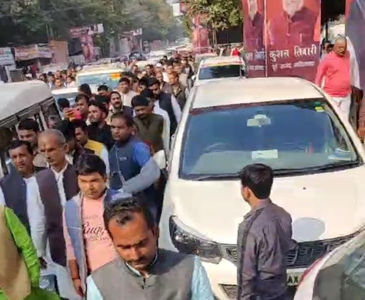 1000 गाड़ियों का काफिला और समर्थकों के साथ सपा दफ्तर पहुंचे 'तिवारी बंधु', सीएम योगी के खिलाफ खोला मोर्चा