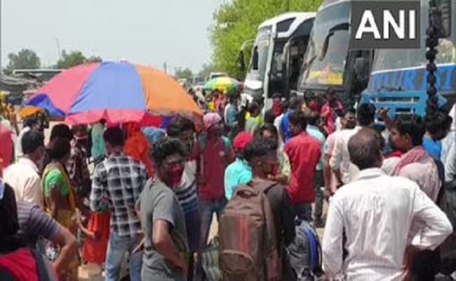 कोरोना की दूसरी लहर का कहर जारी, लॉकडाउन लगने के डर से अपने गांव वापस लौट रहे प्रवासी, गुरुग्राम बस स्टैंड में भी दिखा कुछ ऐसा नजारा