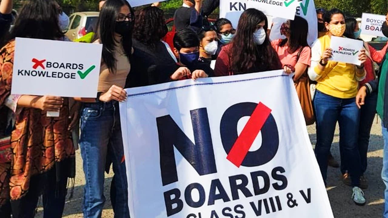 हरियाणा : अप्रैल में प्रस्तावित बोर्ड परीक्षा के खिलाफ अभिभावकों ने किया प्रदर्शन