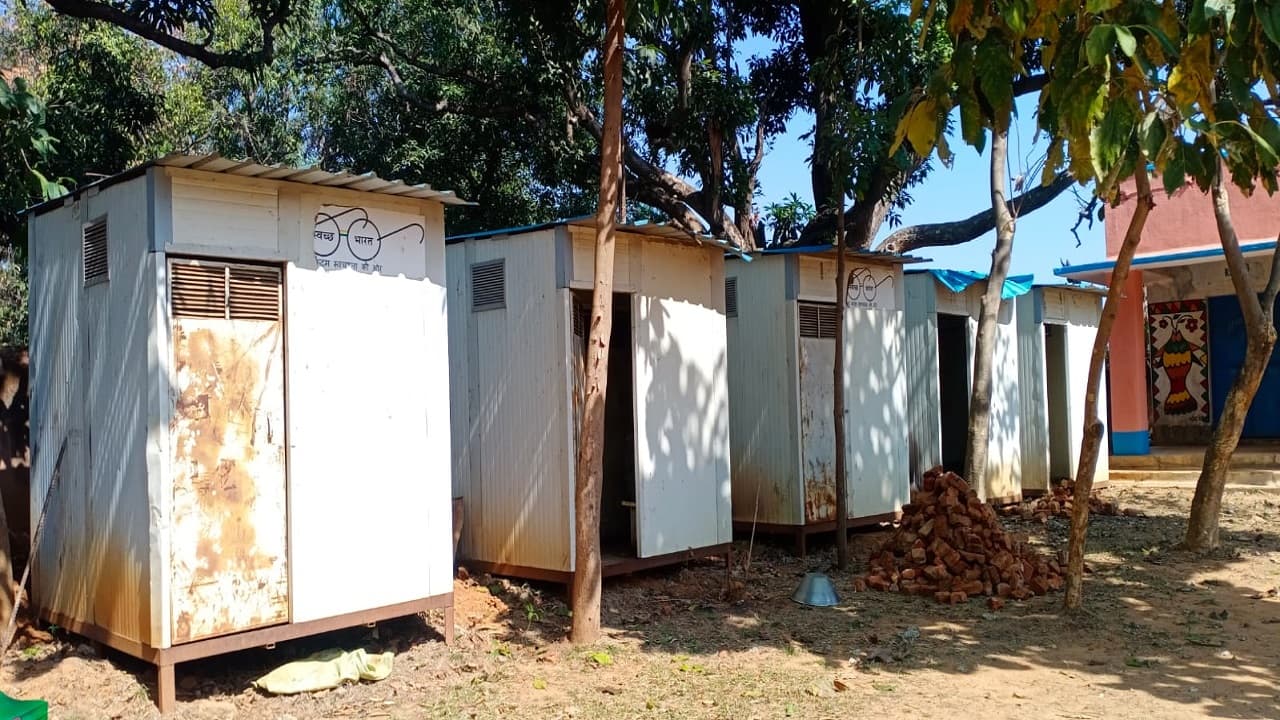 झारखंड के एक प्लस टू हाईस्कूल में मोबाइल टॉयलेट बेकार, खुले में शौच करने 800 मीटर दूर नदी जाते हैं छात्र