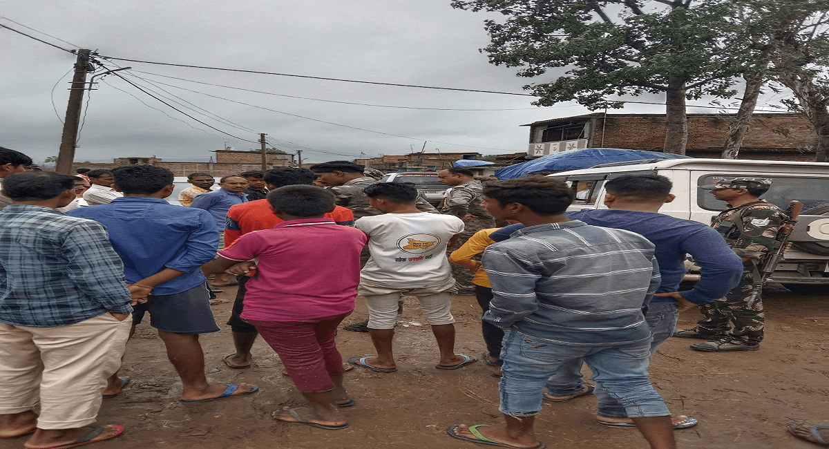 Jharkhand News : झारखंड में प्रतिबंधित मांस मिलने से बिगड़ा माहौल, गांव छावनी में तब्दील, आरोपी अरेस्ट