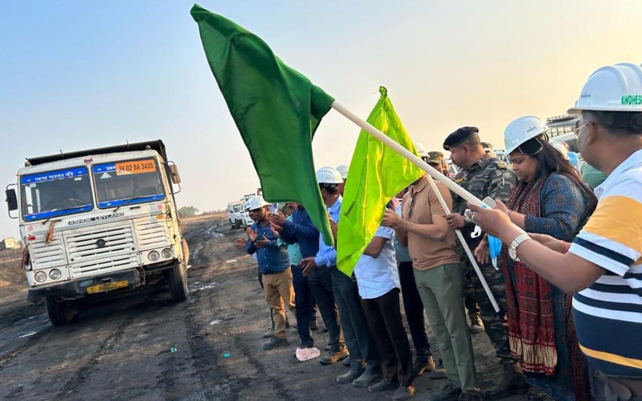 हजारीबाग में पुलिस ने रैयतों को खदेड़ा, चट्टीबारियातु कोल परियोजना से 95 दिन बाद शुरू हुई कोयले की ढुलाई