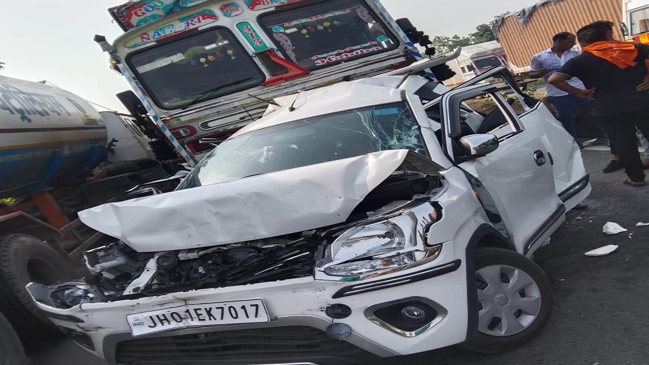 Jharkhand News:झारखंड की दनुआ घाटी में सड़क हादसा, बिहार जा रही कार के परखच्चे उड़े, बाल-बाल बचे कार सवार