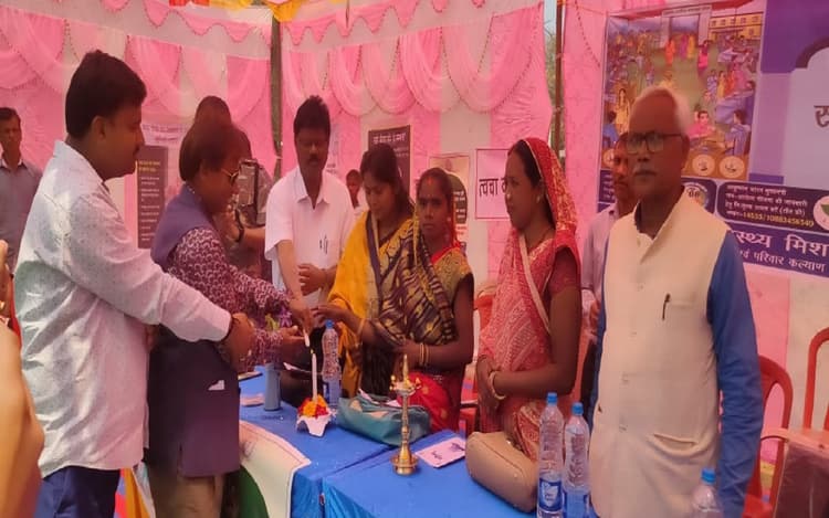 झारखंड: स्वास्थ्य मेले में पहुंचे ग्रामीण, 3 कुष्ठ मरीजों की पहचान, आयुष्मान कार्ड भी बनाए गए