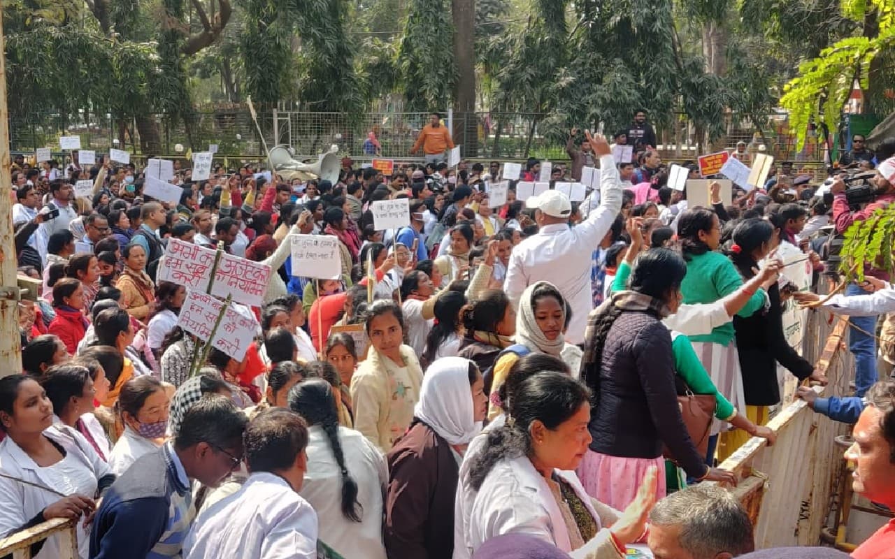 CM आवास घेरने पहुंचे अनुबंधकर्मियों का गुस्सा फूटा, कहा- उग्रवादियों के लिए सरेंडर पॉलिसी, हमारे लिए कुछ नहीं