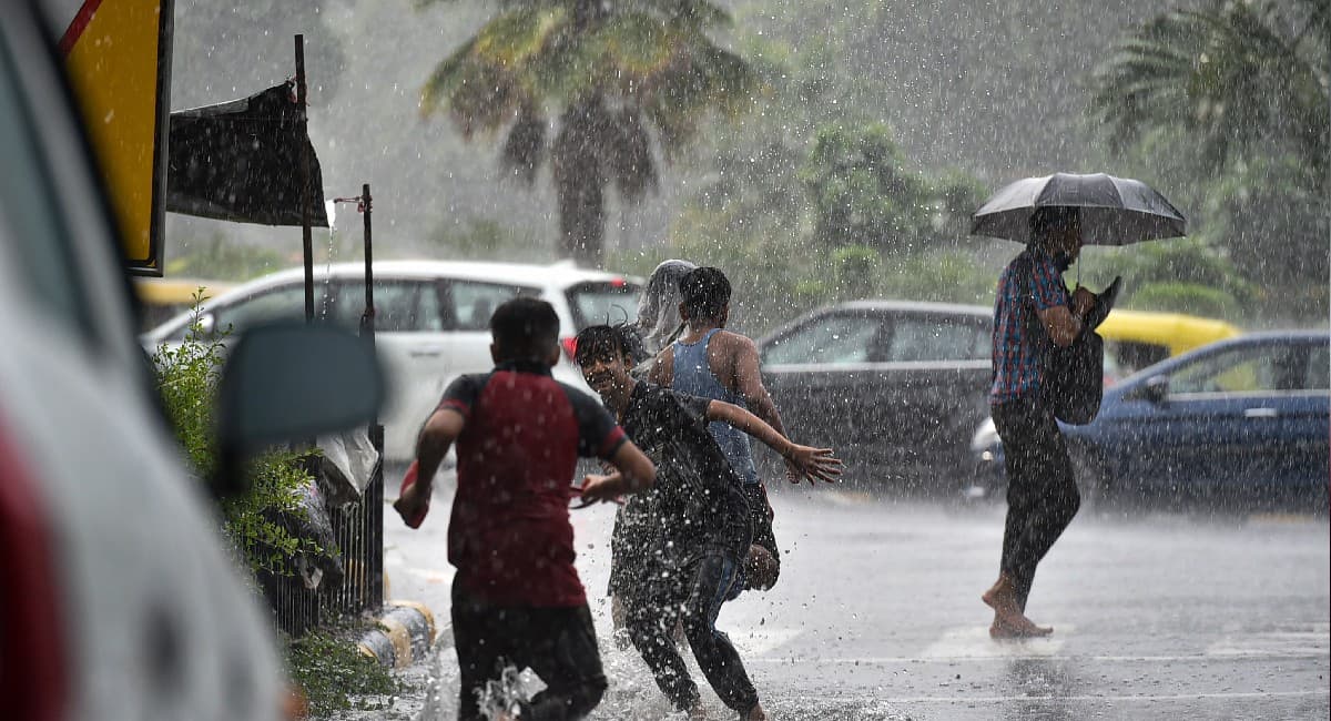Weather Update : अभी नहीं मिलेगी बारिश से राहत, जानें आखिर कब रुकेगी बारिश? ये है ताजा अपडेट Weather Update : अभी नहीं मिलेगी बारिश से राहत, जानें आखिर कब रुकेगी बारिश? ये है ताजा अपडेट