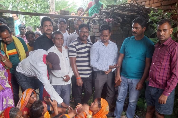 झारखंड: भारी बारिश से खपरैल मकान गिरा, घर में सो रही महिला की मौत, आठ साल की नतनी हुई जख्मी