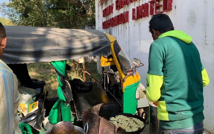 HEC को बचाने के लिए रांची की सड़क पर इंजीनियर छान रहे जलेबी, कल बजायेंगे ताली और थाली