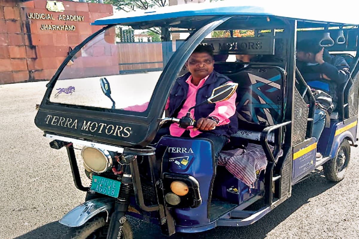 Jharkhand News: कर्ज में डूबे HEC के अधिकतर कर्मचारी, कोई बेच रहा लिट्टी-चोखा तो कोई चला रहा ऑटो