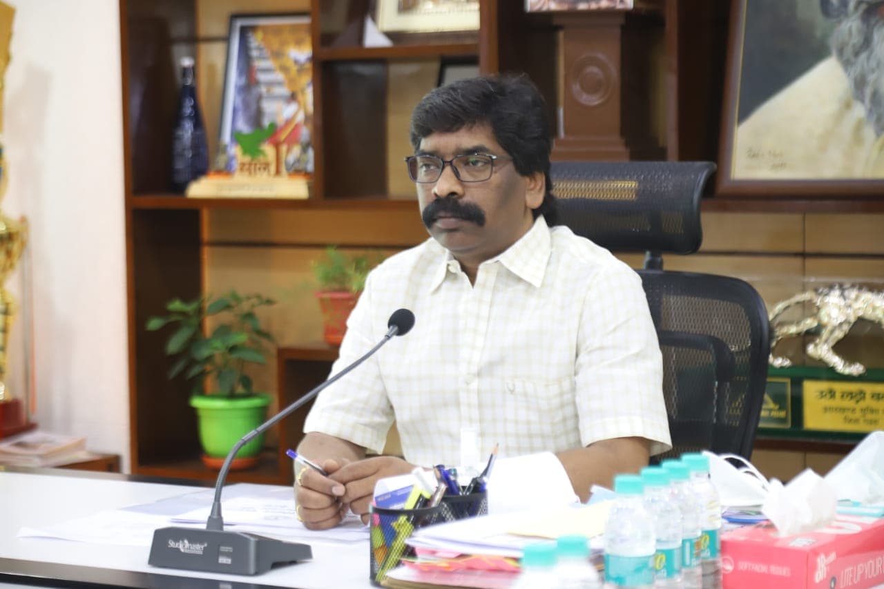 Coronavirus In Jharkhand : कोरोना से अनाथ हुए बच्चों की सुध लेगी झारखंड की हेमंत सोरेन सरकार, संरक्षण के लिए चाइल्ड केयर हेल्पलाइन नंबर जारी