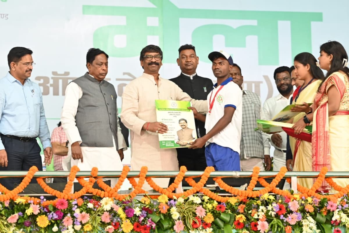 झारखंड: सीएम हेमंत सोरेन ने पलामू में 5132 युवाओं को सौंपा नियुक्ति पत्र, केंद्र की मोदी सरकार पर साधा निशाना