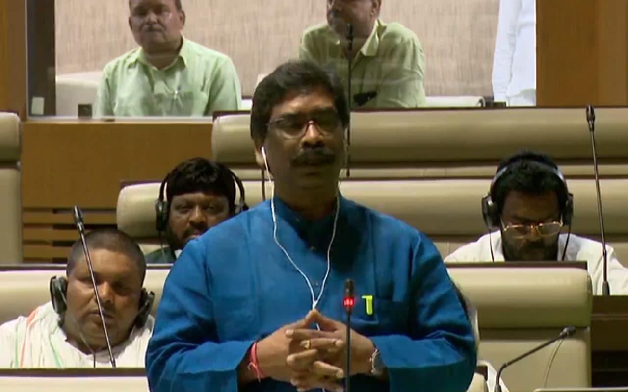 झारखंड : मानसून सत्र के अंतिम दिन सदन में हेमंत सोरेन बोले- सिर्फ झारखंडियों को रोजगार व स्वरोजगार देगी सरकार झारखंड : मानसून सत्र के अंतिम दिन सदन में हेमंत सोरेन बोले- सिर्फ झारखंडियों को रोजगार व स्वरोजगार देगी सरकार