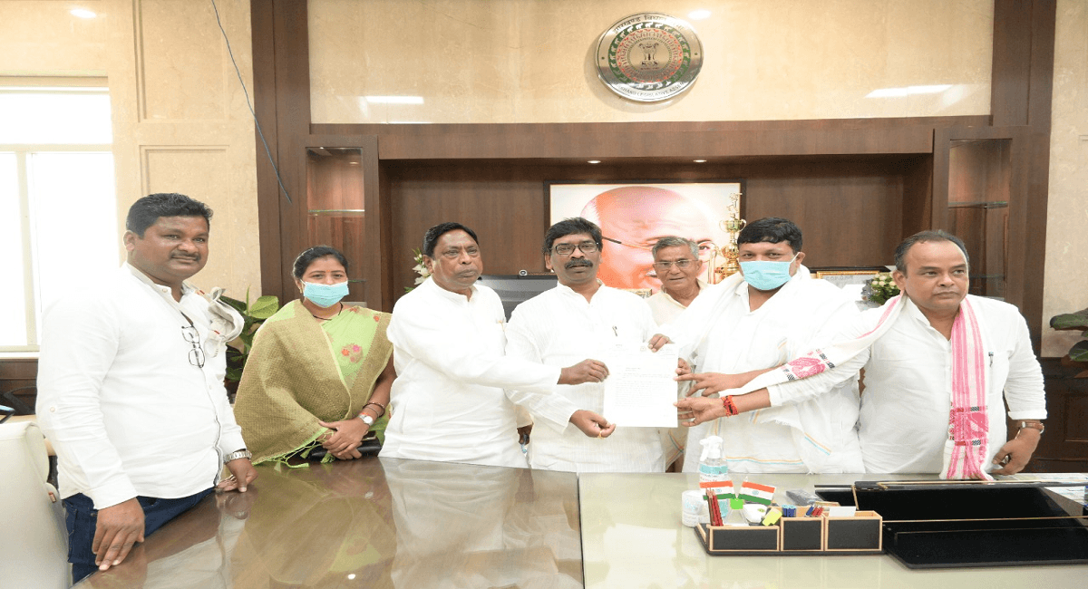 झारखंड के मंदिरों को खोलने की मांग, सीएम हेमंत सोरेन से मिले कृषि मंत्री बादल पत्रलेख