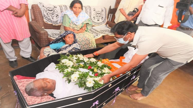 पूर्व डीएसपी बर्नाड किचिंगिया के निधन पर सीएम हेमंत सोरेन ने पार्थिव शरीर पर किया श्रद्धासुमन अर्पित