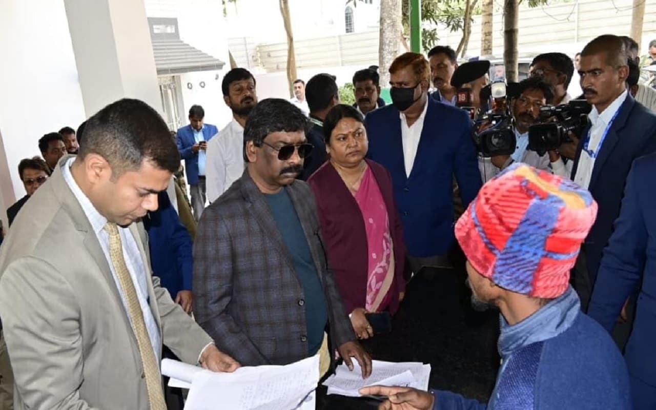 झामुमो का 44वां झारखंड दिवस: दुमका पहुंचे दिशोम गुरु शिबू सोरेन व सीएम हेमंत सोरेन, रैली के बाद करेंगे सभा