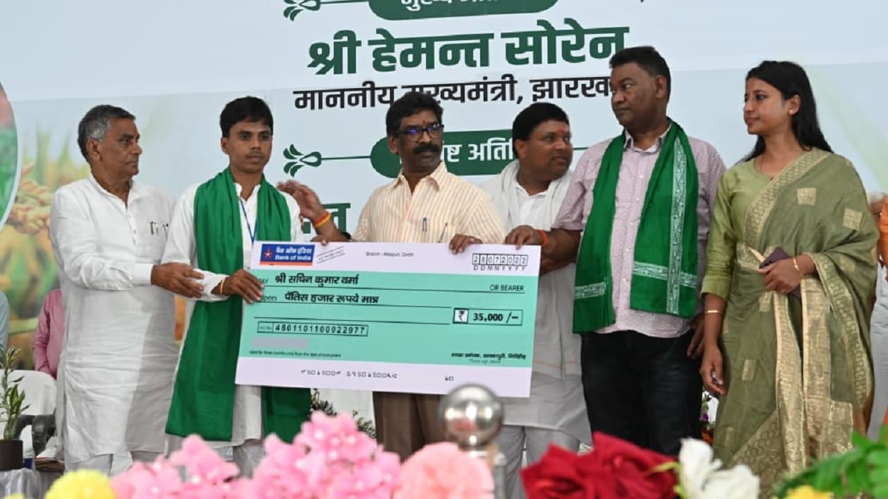 झारखंड के CM हेमंत सोरेन ने की घोषणा, ग्रामीणों को मिलेगा वृक्षों का पट्टा, सुखाड़ से निबटने की है तैयारी झारखंड के CM हेमंत सोरेन ने की घोषणा, ग्रामीणों को मिलेगा वृक्षों का पट्टा, सुखाड़ से निबटने की है तैयारी