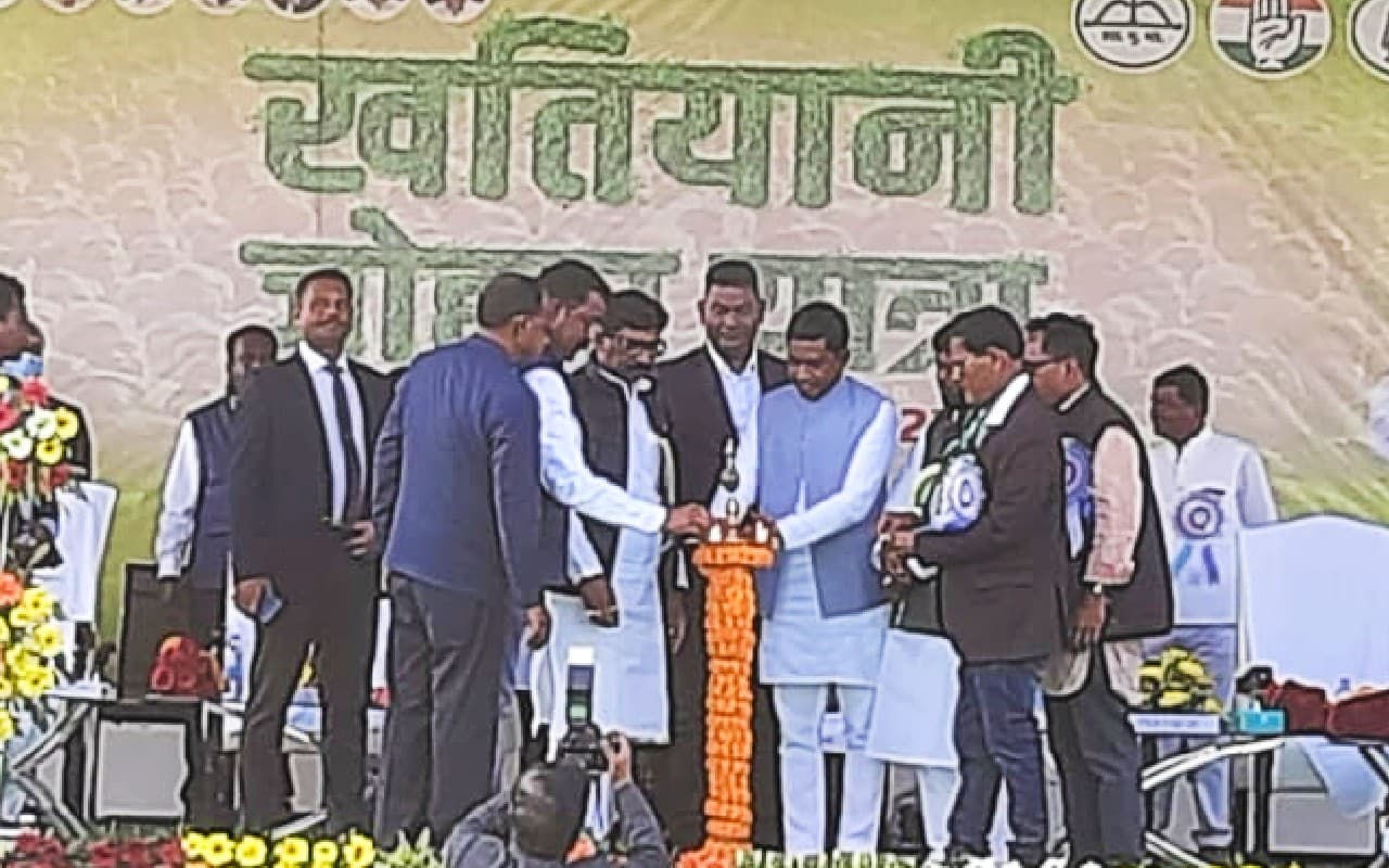 Khatiyani Johar Yatra: सिमडेगा में हेमंत सोरेन केंद्र पर बरसे, कहा- आदिवासियों-मूलवासियों की चिंता नहीं की गयी