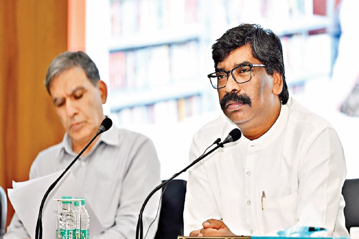 झारखंड में चल रही विकास योजनाओं पर सीएम हेमंत ने अधिकारियों की लगायी क्लास, पशु बीमा पर मांगी रिपोर्ट