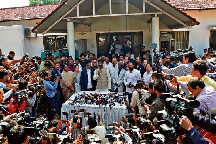 Jharkhand News: गवर्नर एटम बम छोड़ने की बात करते हैं और समन आता है, छापामारी होने लगती है : हेमंत सोरेन