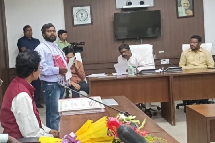 वनाधिकार कानून व विस्थापितों के मुआवजे को लेकर सीएम हेमंत सोरेन से मिला खरसावां का प्रतिनिधिमंडल, सौंपा ज्ञापन