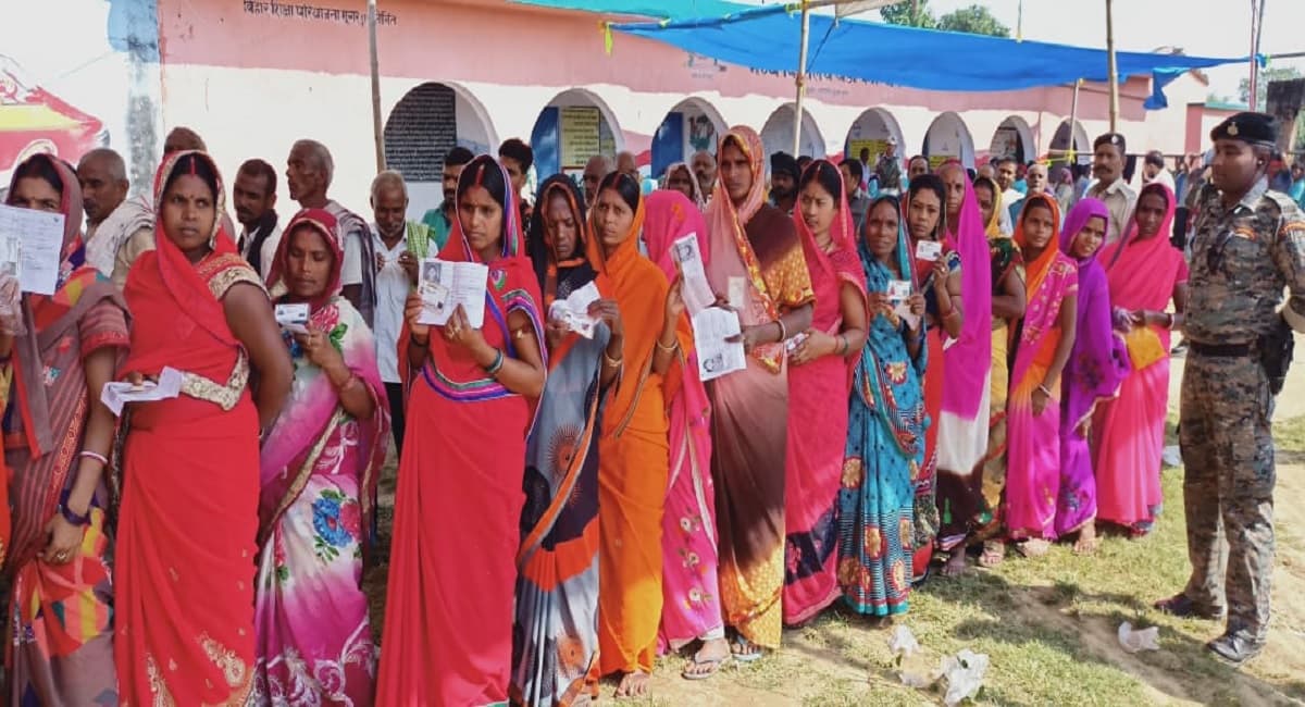 Voter ID Card News: बिना वोटर आईडी ऐसे करें मतदान, जान लें ये काम की बात Voter ID Card News: बिना वोटर आईडी ऐसे करें मतदान, जान लें ये काम की बात