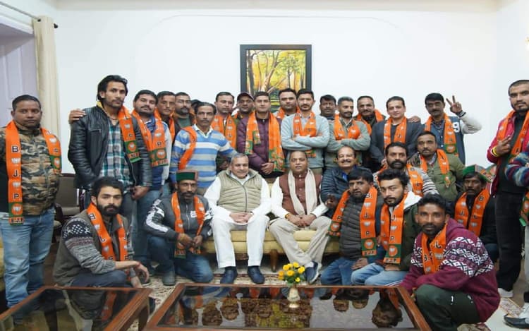 Himachal Pradesh Elections: कांग्रेस को फिर लगा झटका, चुनाव से 4 दिन पहले 26 नेता ने थामा BJP का दामन