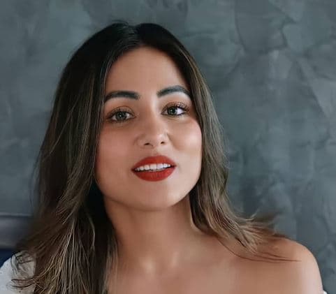 हिना खान का ऑफ शोल्डर टॉप में दिखा ग्लैमरस अवतार, 'नागिन' एक्ट्रेस की इस तसवीर पर फैंस का आया दिल