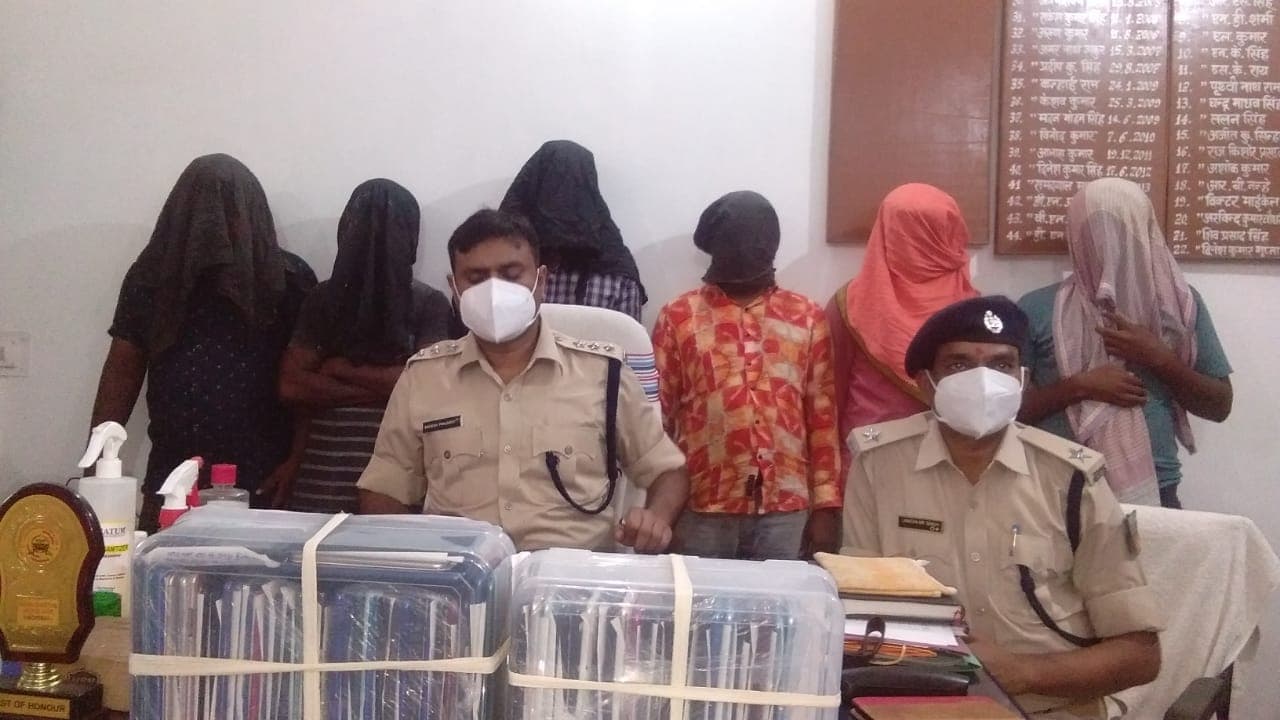 Jharkhand Crime News : साहिबगंज का मोबाइल चोर गिरोह चढ़ा पुलिस के हत्थे, 65 मोबाइल जब्त, ये गिरोह बच्चों से ऐसे कराता है चोरी Jharkhand Crime News : साहिबगंज का मोबाइल चोर गिरोह चढ़ा पुलिस के हत्थे, 65 मोबाइल जब्त, ये गिरोह बच्चों से ऐसे कराता है चोरी