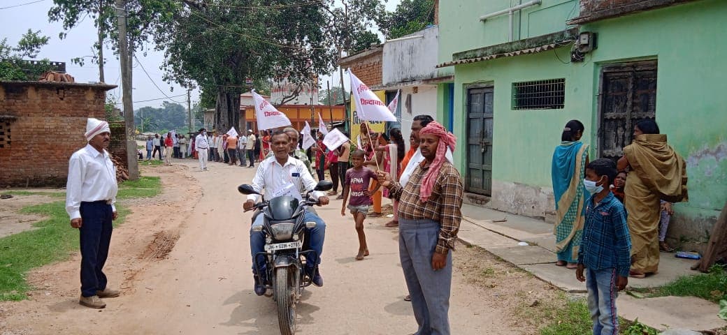 सड़क निर्माण को लेकर बनायी मानव श्रृंखला, विधायक-सांसद के खिलाफ नारेबाजी, सीएम हेमंत सोरेन को सौंपेंगे ज्ञापन