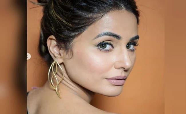 हिना खान का ट्रांसपेरेंट ड्रेस में दिखा हॉट लुक, बिकिनी फोटो शेयर कर बटोर चुकी है सुर्खियां