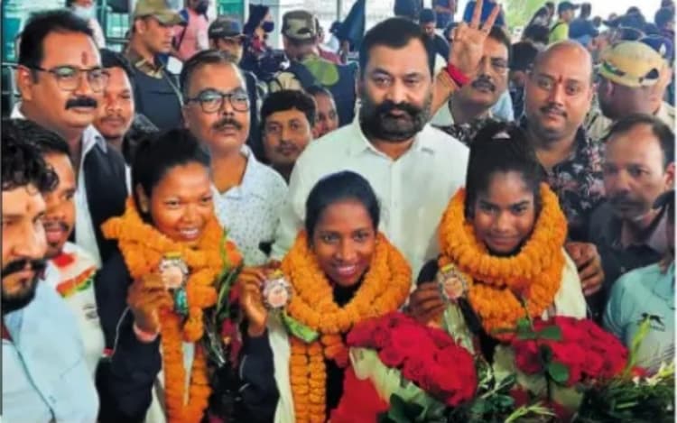 CWG 2022: कॉमनवेल्थ गेम्स में कांस्य पदक जीतकर लौटी झारखंड की बेटियां, चेहरे पर दिखी मुस्कान