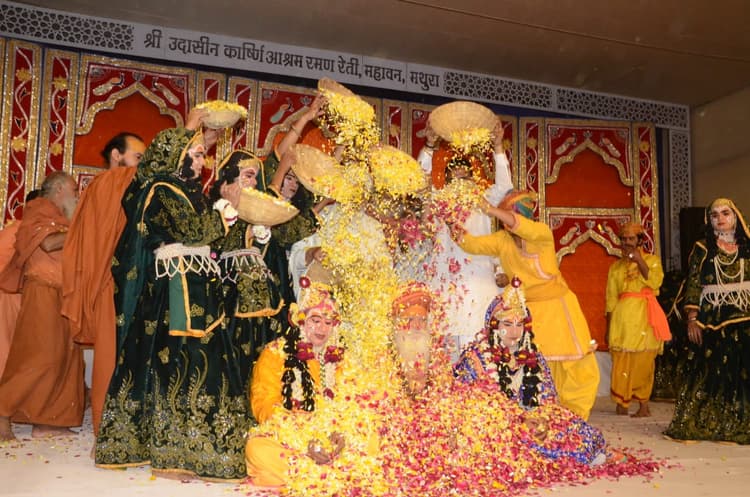Holi 2023: ठाकुर रमण बिहारी संग भक्तों ने खेली फूलों और अबीर-गुलाल की होली