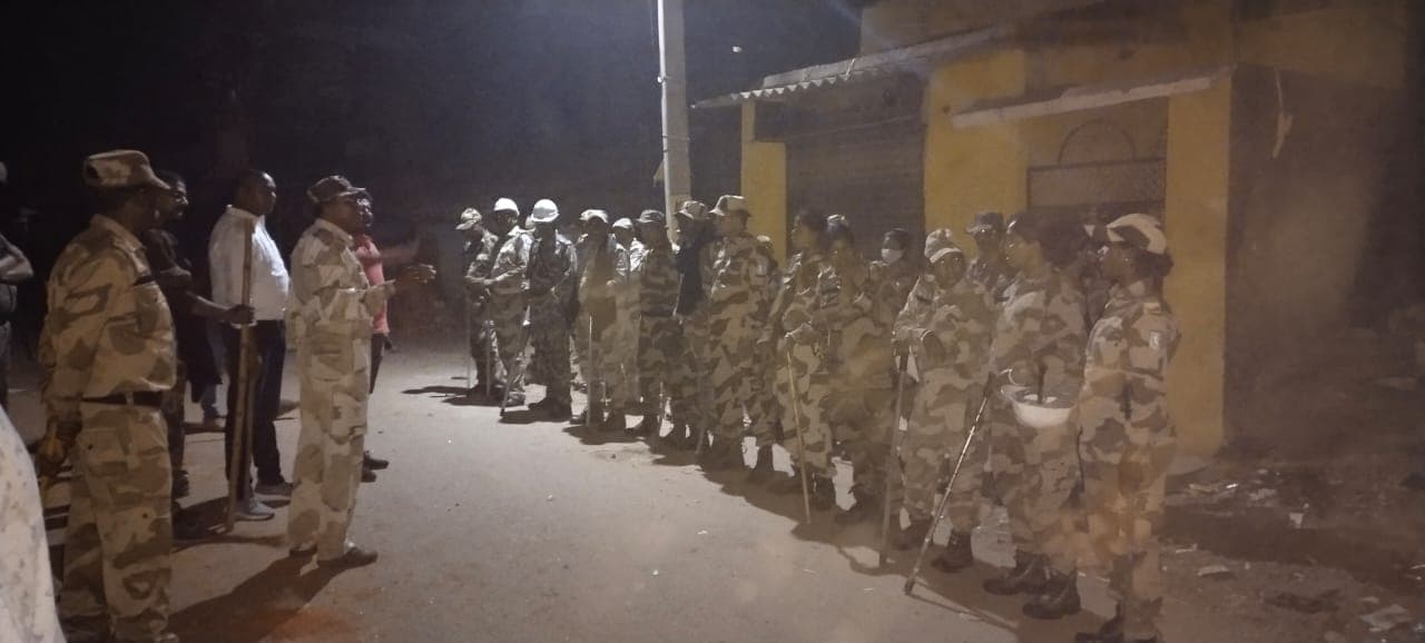 Jharkhand News: दो समुदायों के बीच पत्थरबाजी, दुकानों में लगायी आग, धारा 144 लागू, शांति समिति की बैठक आज Jharkhand News: दो समुदायों के बीच पत्थरबाजी, दुकानों में लगायी आग, धारा 144 लागू, शांति समिति की बैठक आज